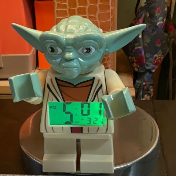 HOST PICK July 2022 - 2010 Yoda Lego Alarm Clock ⏰ GLOWS! Battery operated - Picture 1 of 11